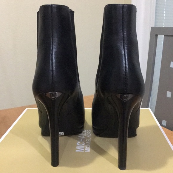NEW Michael Kors Leather Brielle Bootie size 9 - Picture 9 of 10